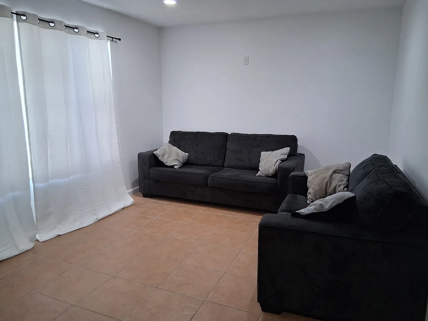 Beautiful and Elegant 3 Bedroom Apartment in the heart of Roosevelt — Photo 3