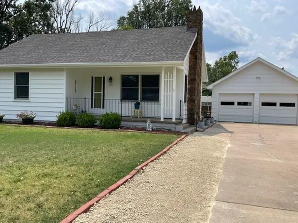 1111 S Pine St, Newton, KS 67114