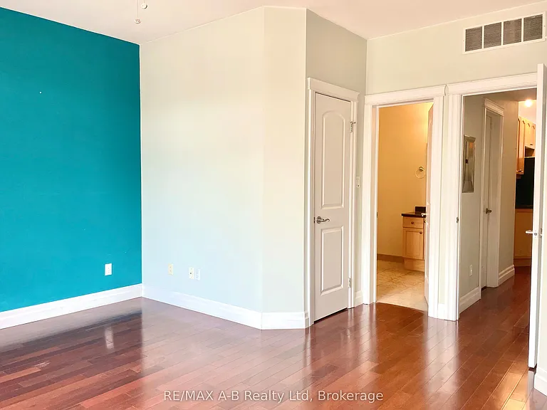 555 King St E #204 — Photo 12