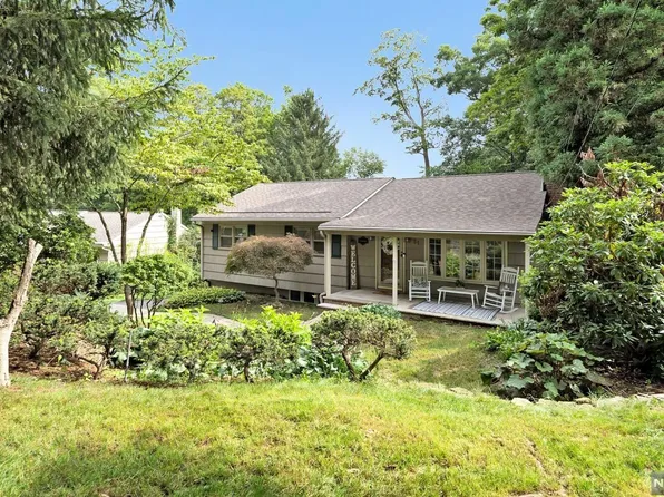 51 Walnut St, Oakland, NJ 07436