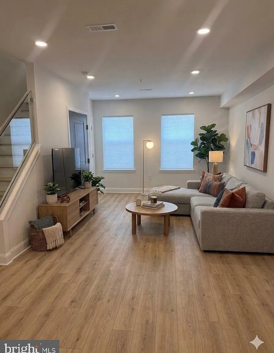 3 bed, 1300 sqft, $2,600 — Photo 2