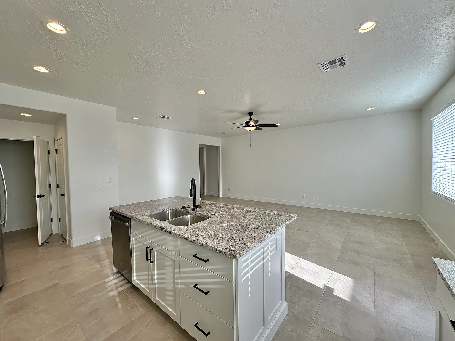 End Unit 1874 Sqft Townhome! 4 Beds 2.5 Baths 2 Car Garage! — Photo 4