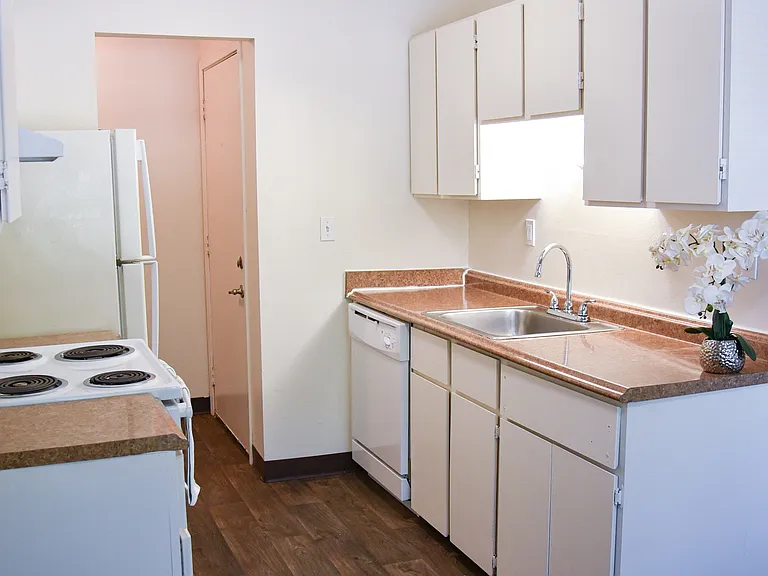 Halsey Summit Apartments — Photo 11