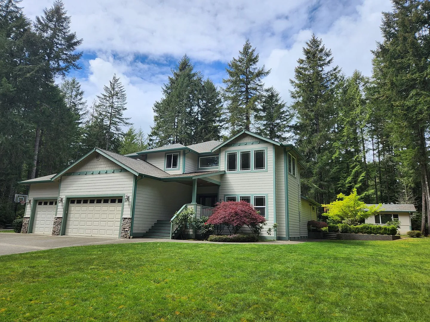Custom Home Secluded on over 2.5 acres. — Photo 3