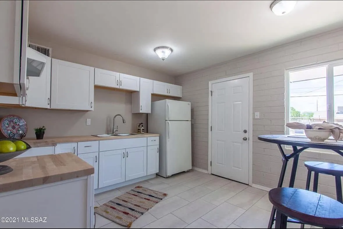 3 bed, 1075 sqft, $1,800 — Photo 1