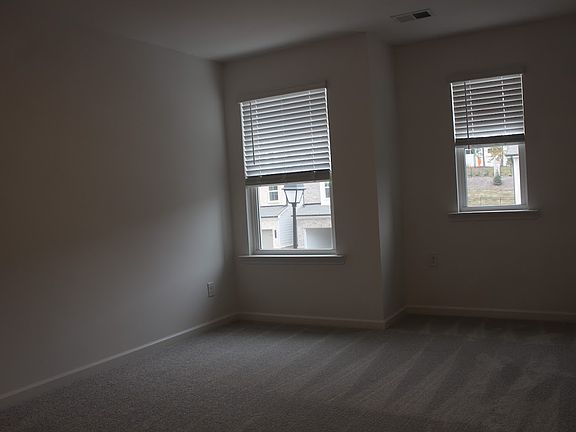 4th image of 2747 Lou Ln