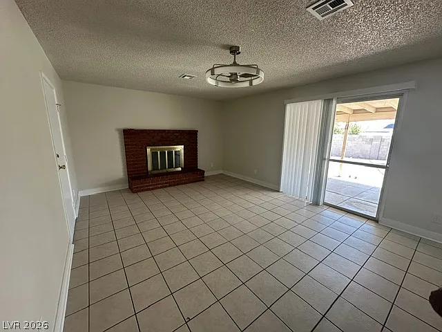 3 bed, 2.0 bath, 1368 sqft, $1,800 — Photo 4