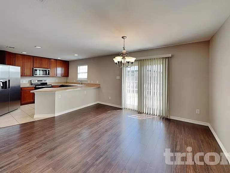 1326 Foster St — Photo 3