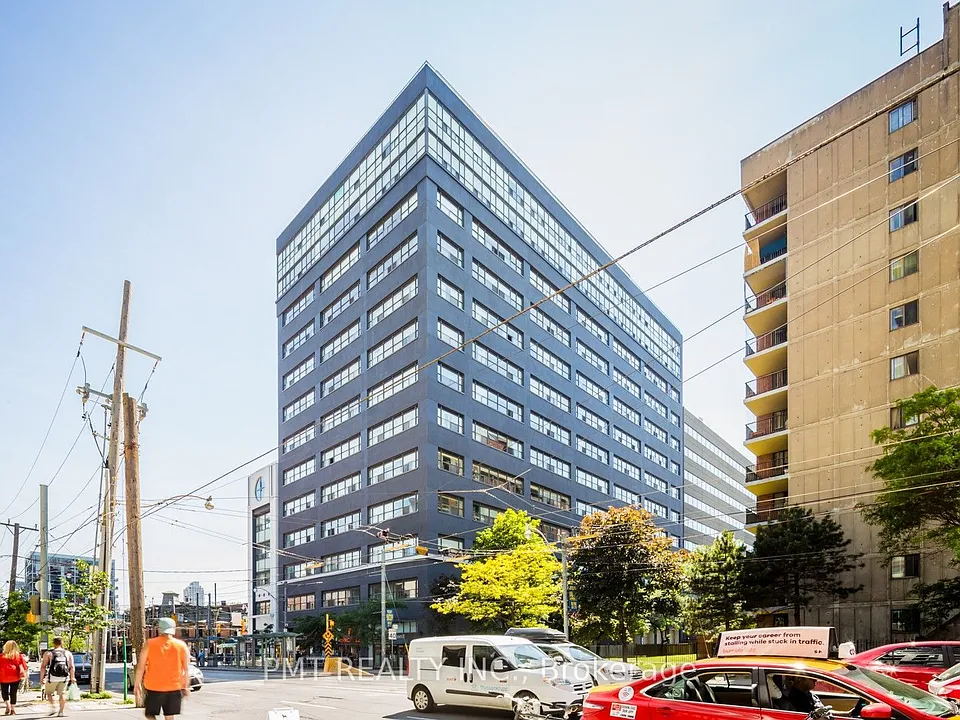 700 King St W #208