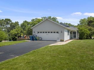 441 Countryside Ln, Dixon, IL 61021