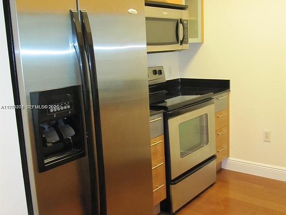 5th image of 1750 N Bayshore Dr APT 3005