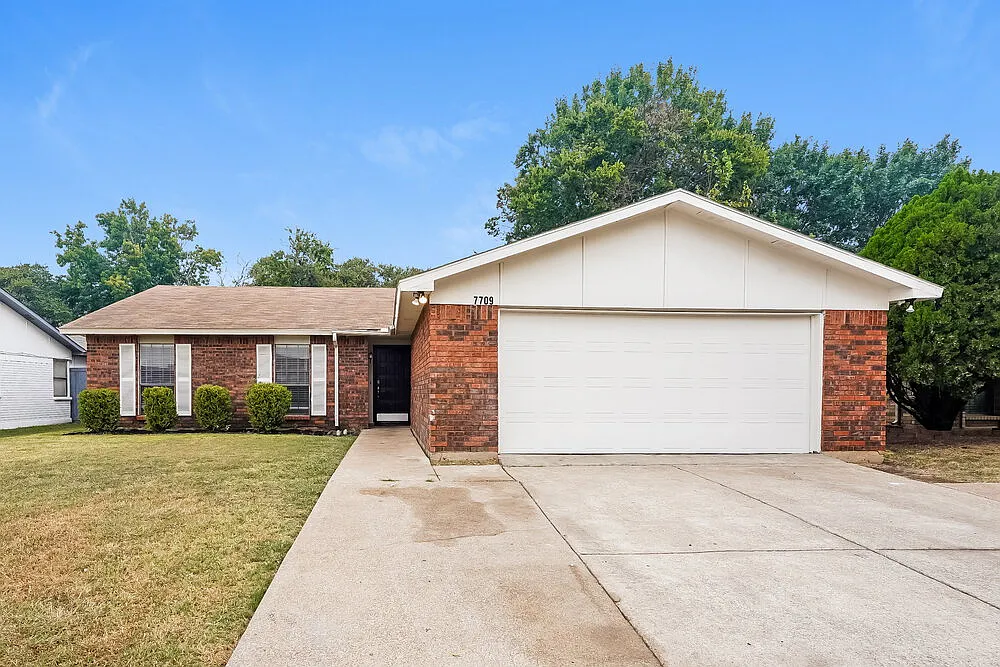 3 bed, 2.0 bath, 1868 sqft, $2,120 — Photo 1