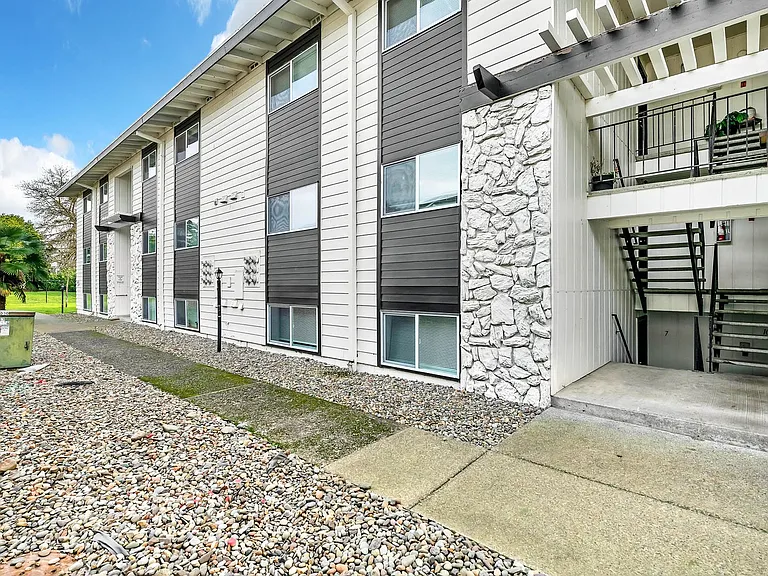 Cape Lee Apartments 2 & 3 Bedroom 1 Bathroom units — Photo 37