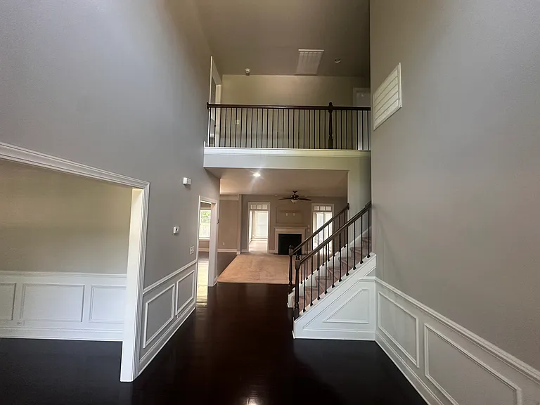 1185 Ashland Dr — Photo 2