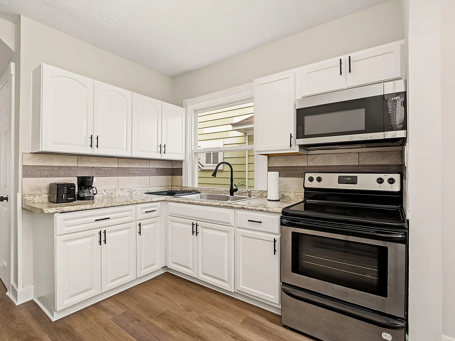 4 bed, 2.0 bath, 1560 sqft, $862 — Photo 3
