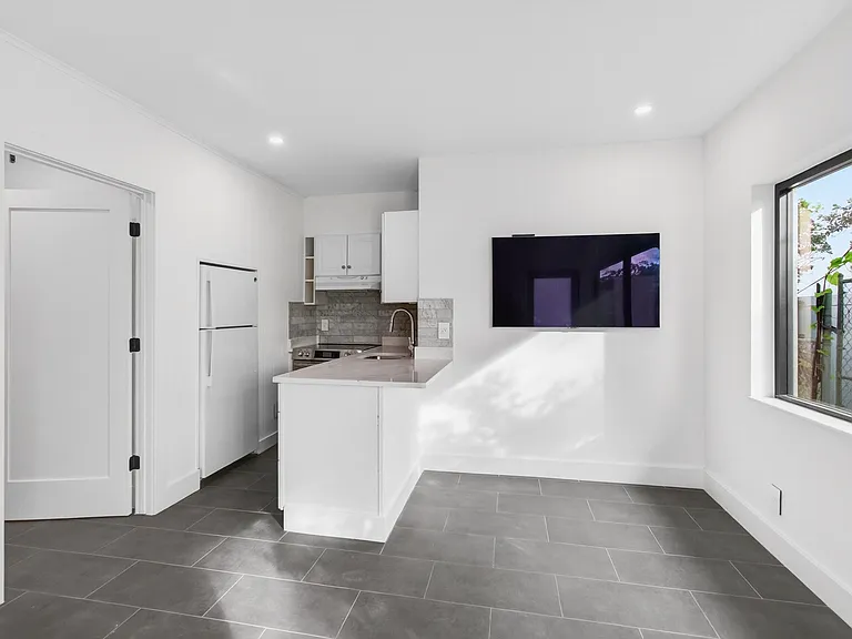 3720 Morton Ave — Photo 8
