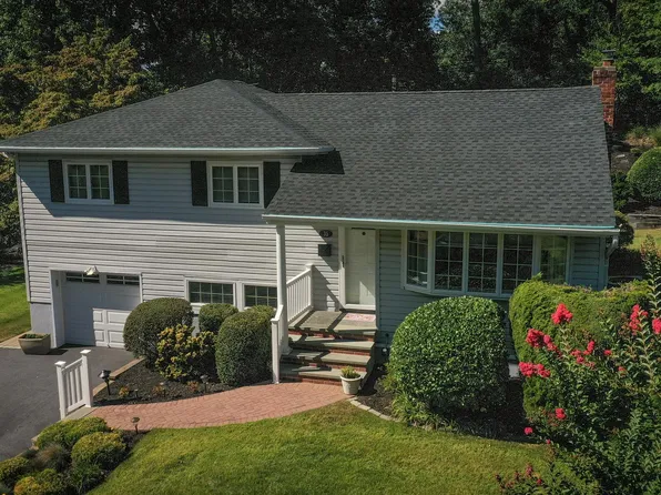 35 Grist Mill Lane, Halesite, NY 11743