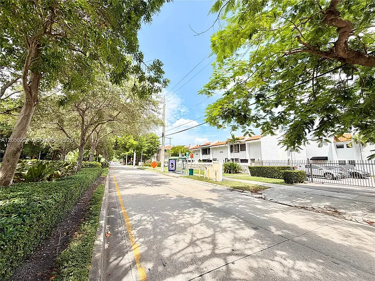 1990 Brickell Ave #K — Photo 31