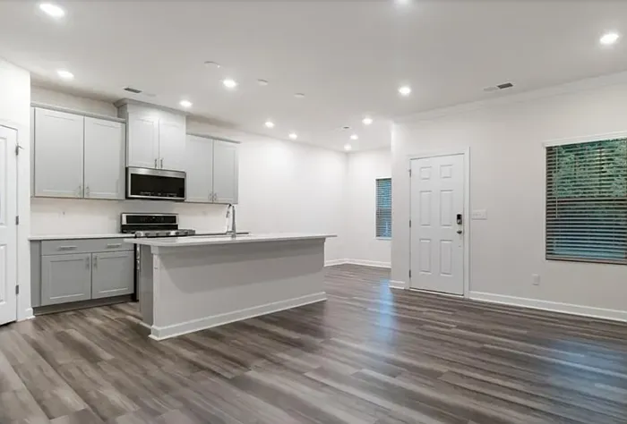 3 bed, 2.5 bath, 1900 sqft, $2,450 — Photo 3