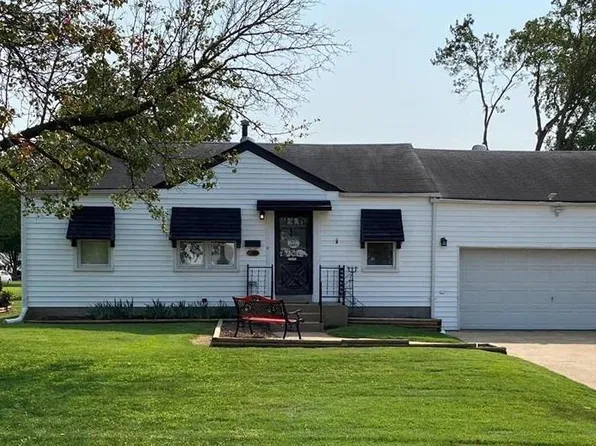 11000 Saint Ambrose Ln, Saint Ann, MO 63074