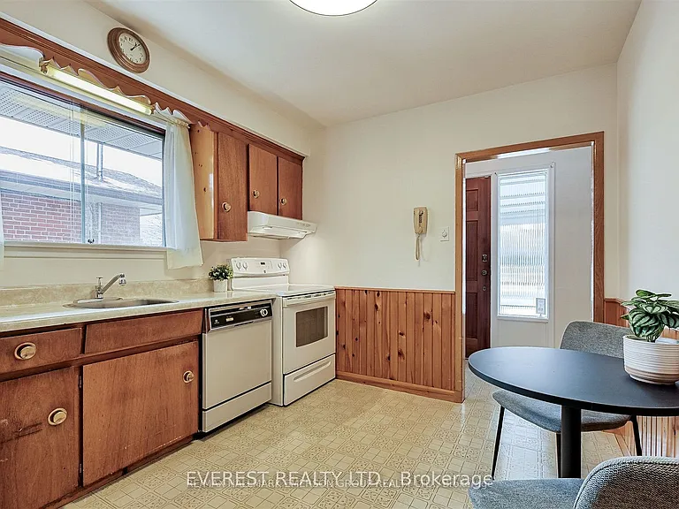 99 Rochman Blvd — Photo 15