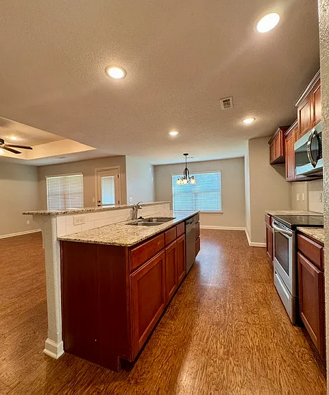306 Lion Dr N — Photo 8