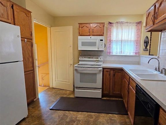 5th image of 18551 Klinger St