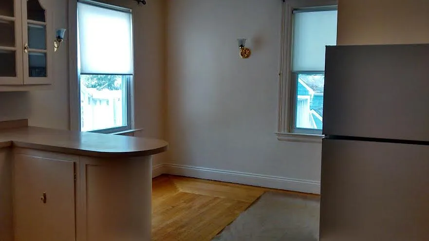 215 West Elm St - 5 — Photo 3