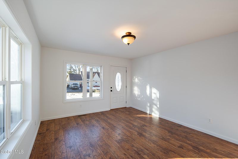 4th image of 37 Marion Boulevard