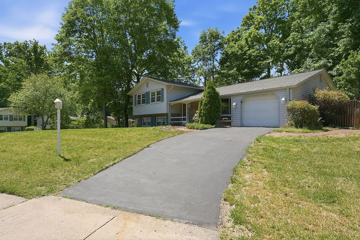 Building Photo - 8609 Woodview Dr
