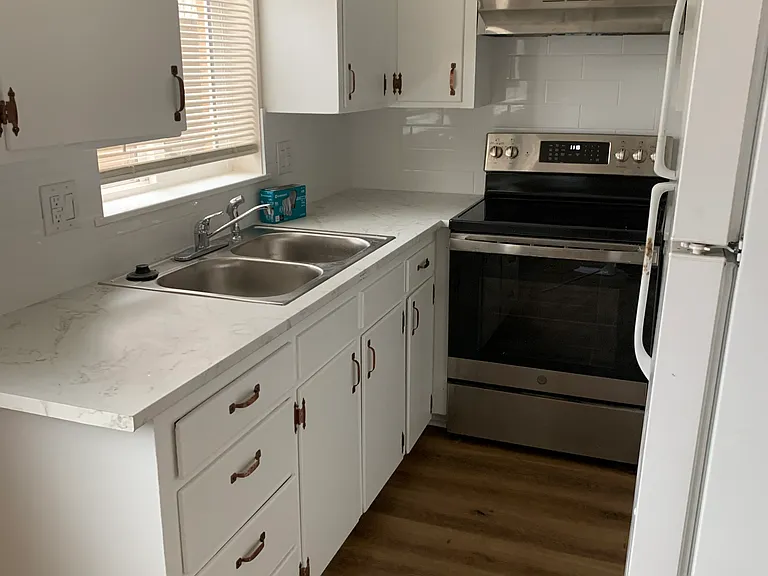 1108 Alford St — Photo 2