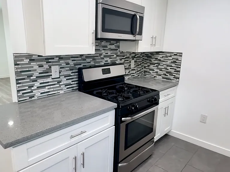 655 Westminster Ave #6 — Photo 7