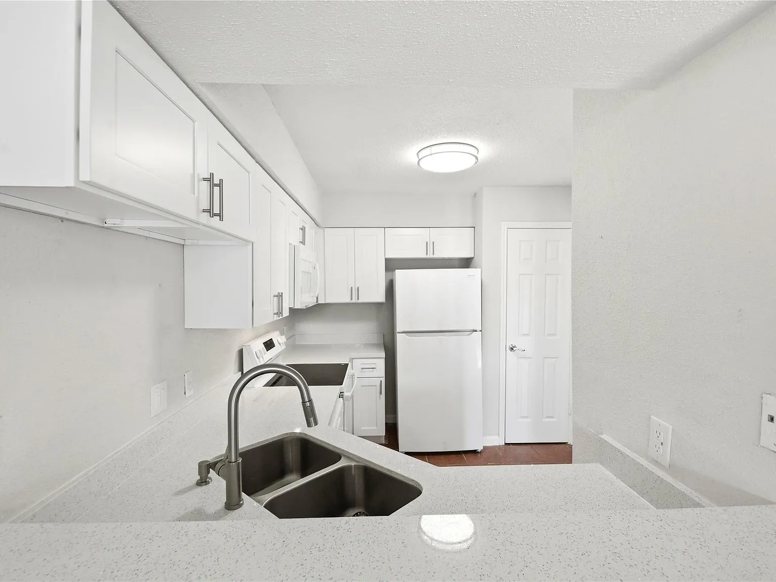 2 bed, 1.5 bath, 1018 sqft, $1,250 — Photo 4