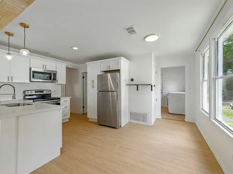 61 E Ensley St — Photo 13