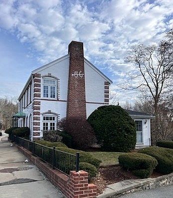 4th image of 1646 Centre St