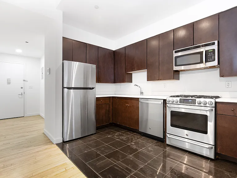 135 William St #6A — Photo 4