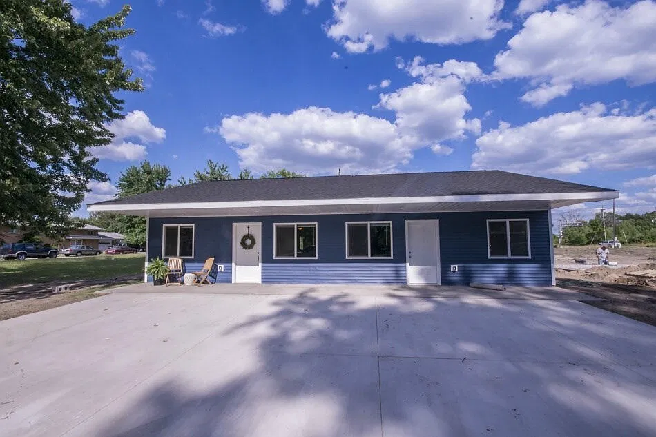 2 bed, 1.0 bath, 720 sqft, $1,200 — Photo 2