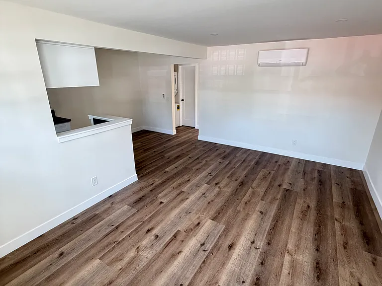208 S Oak St — Photo 1