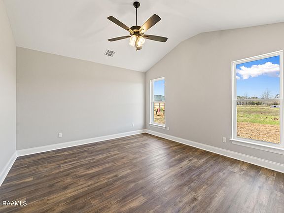 4th image of 124 Crooked Pine Ln