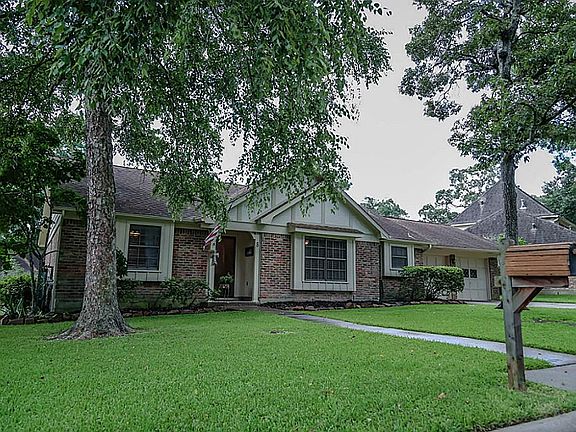 Location offers quick access to I 45