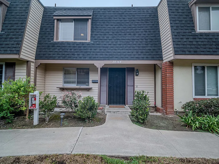 20368 Flora Ln — Photo 3