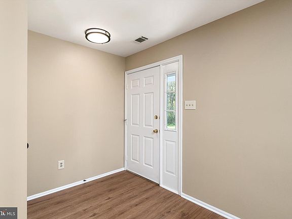 5th image of 121 Andover Pl