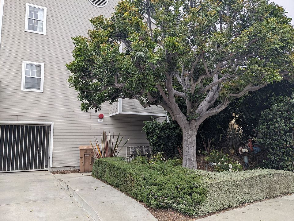Maticuous landscape gardens at Summer House Apartments in Ventura, California.