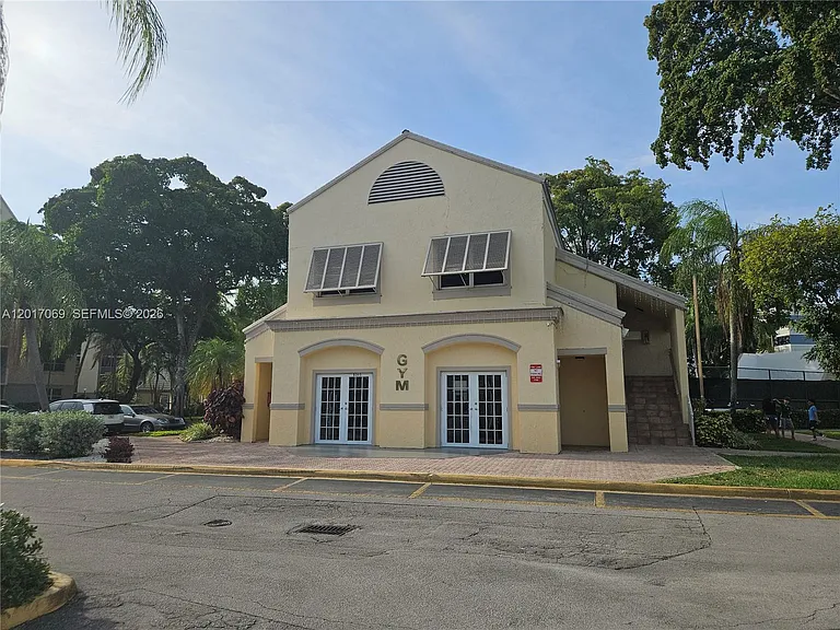 8290 Lake Dr #308 — Photo 15