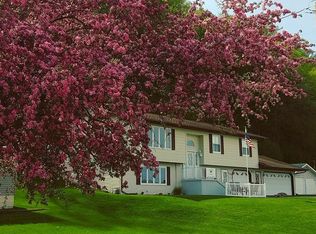 106 S Bluff St, Guttenberg, IA 52052