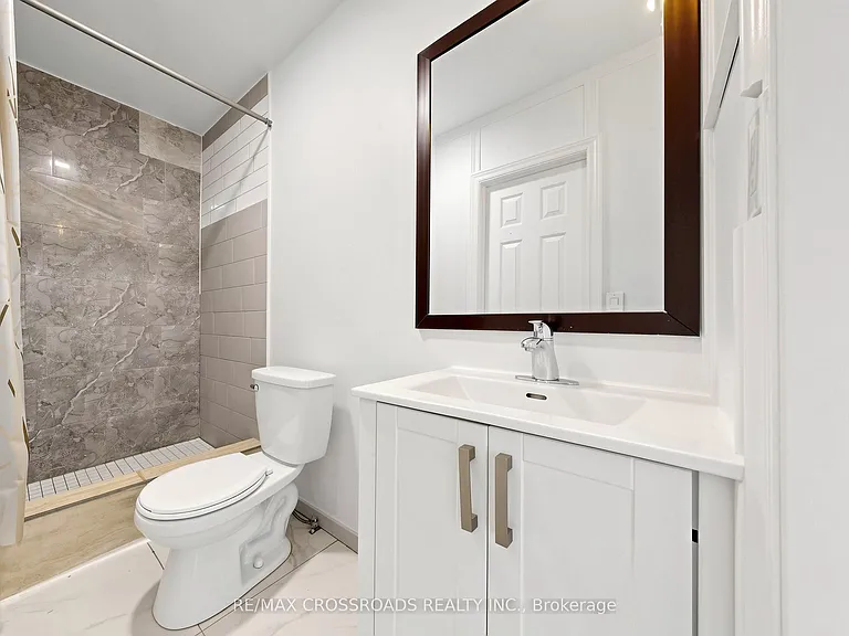 1496 Simcoe St N — Photo 11