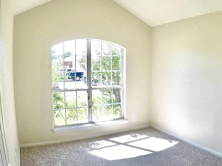 2705 Eastwood Dr — Photo 4