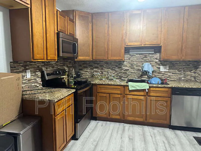 4 bed, 2.0 bath, 1688 sqft, $2,990 — Photo 3