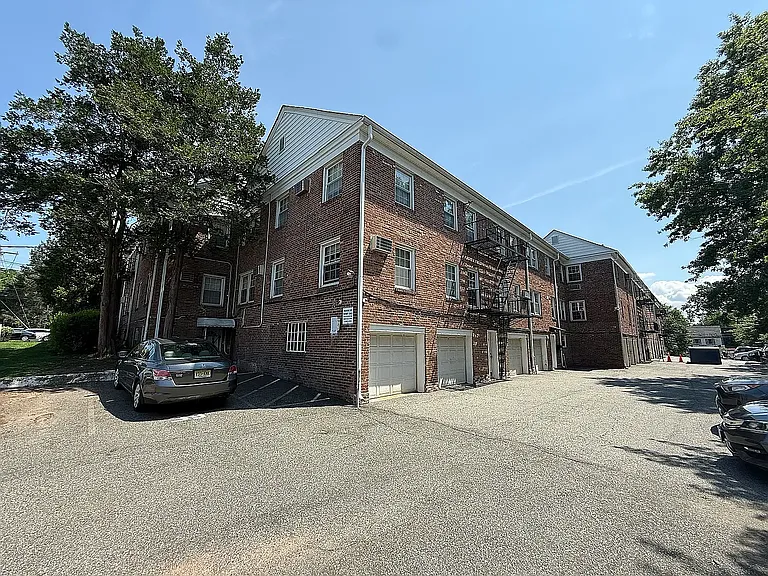 Millburn Ave — Photo 27