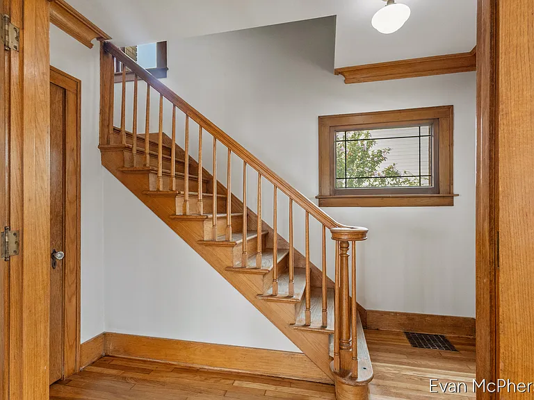 732 5th St NW — Photo 3